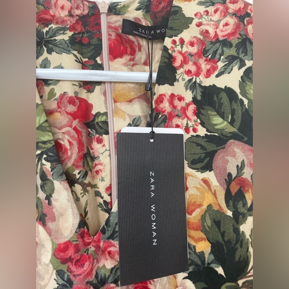 NWT Zara v-neck crop top, cream/green/pink brocade floral design, zip back; XS - Picture 4 of 8